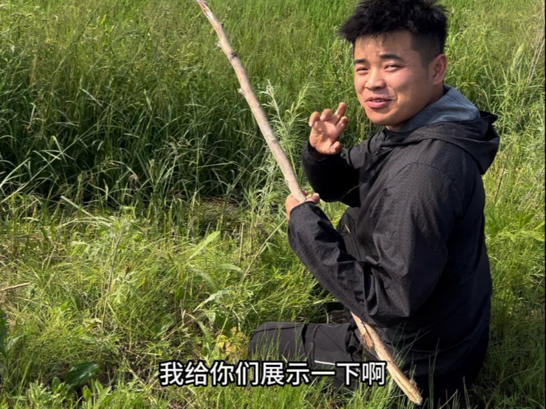 别人钓鱼小强钓青蛙，一个棍子拴个绳绑个蚯蚓，就能玩大半天
