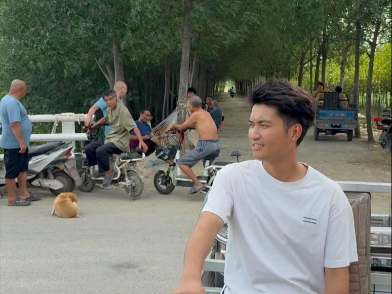 九八年小伙在农村老家卖胡辣汤，油条是一种怎样的体验？看看多久