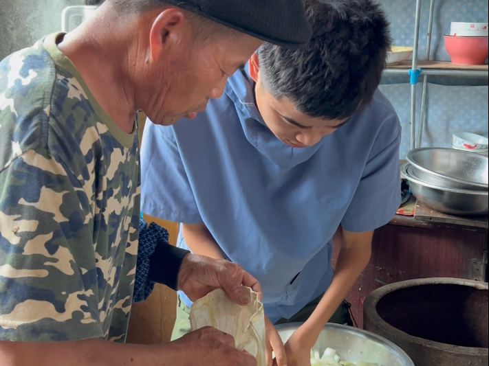 黄瓜太多吃不完，小强给他切片晾干储存，留着做过冬的口粮