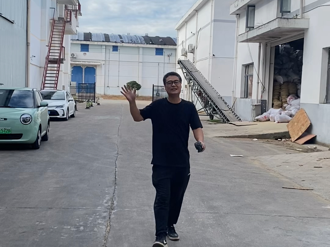 别催了，这就去租的菜地翻土，同时还了加松土和杀菌的材料。希望