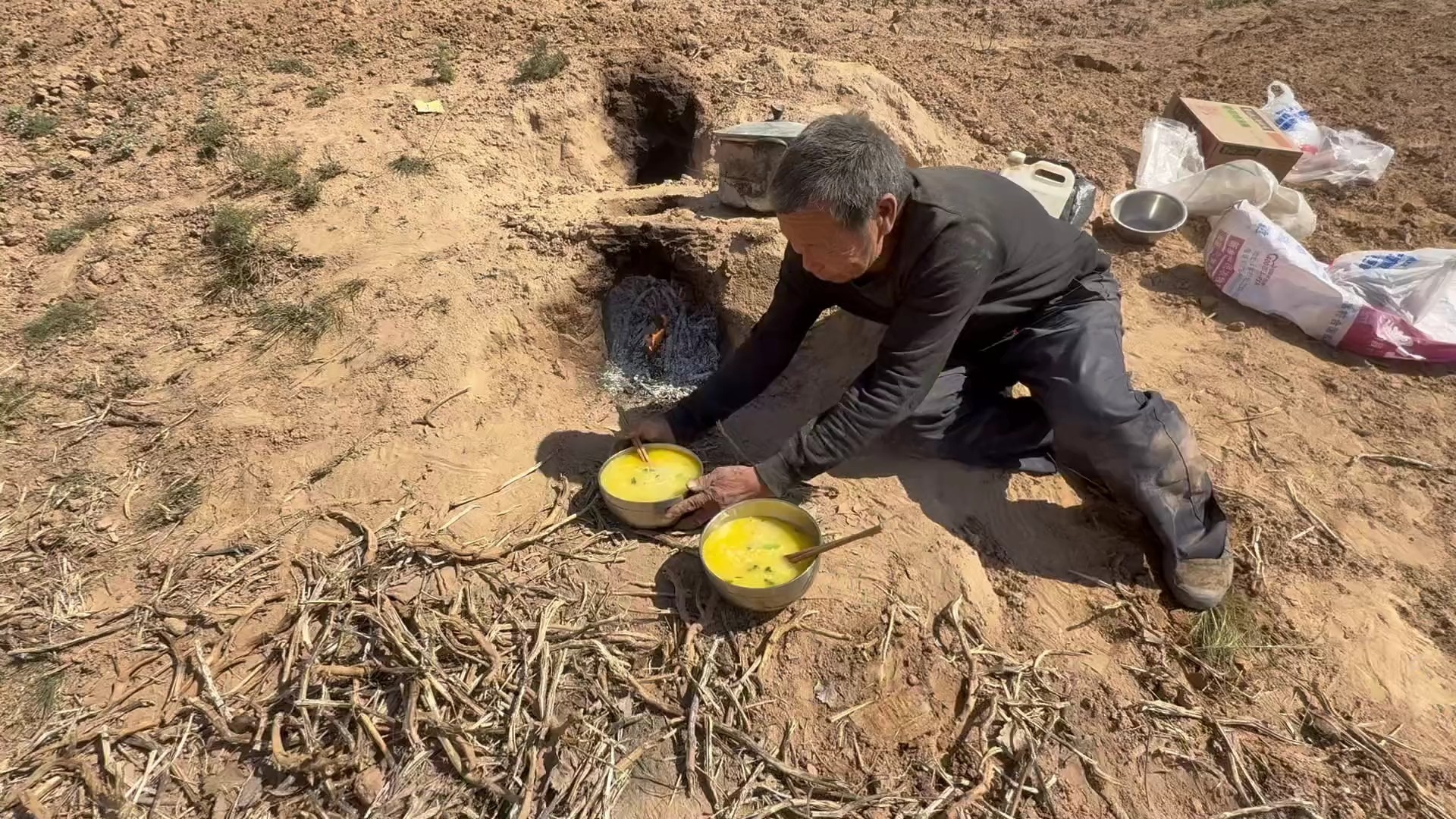 一大早与父亲上山耕地，早饭就在地里吃，趁着休息的空当，父亲用去
