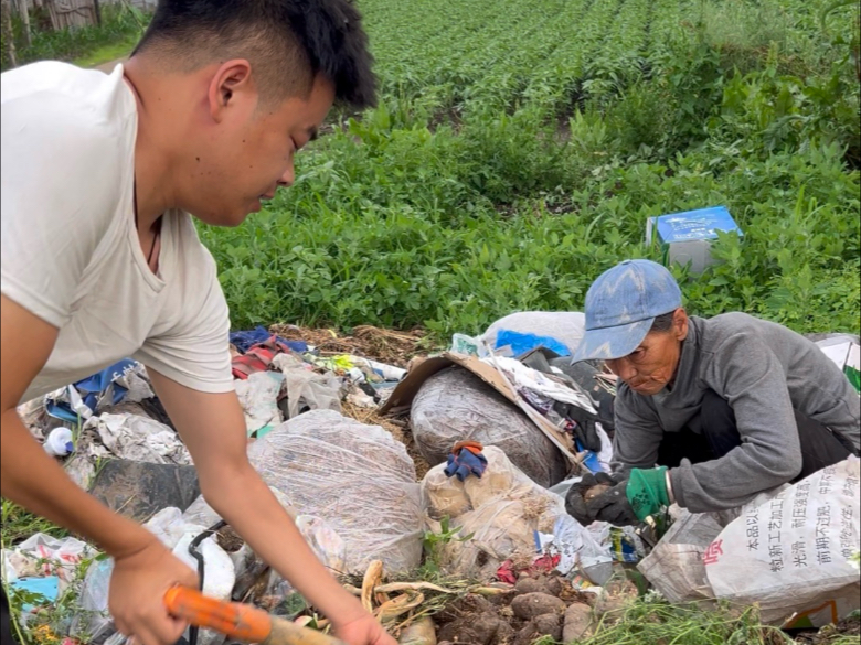 姥姥去垃圾堆捡土豆，小强说在有事叫我一声，那么沉你能整动吗