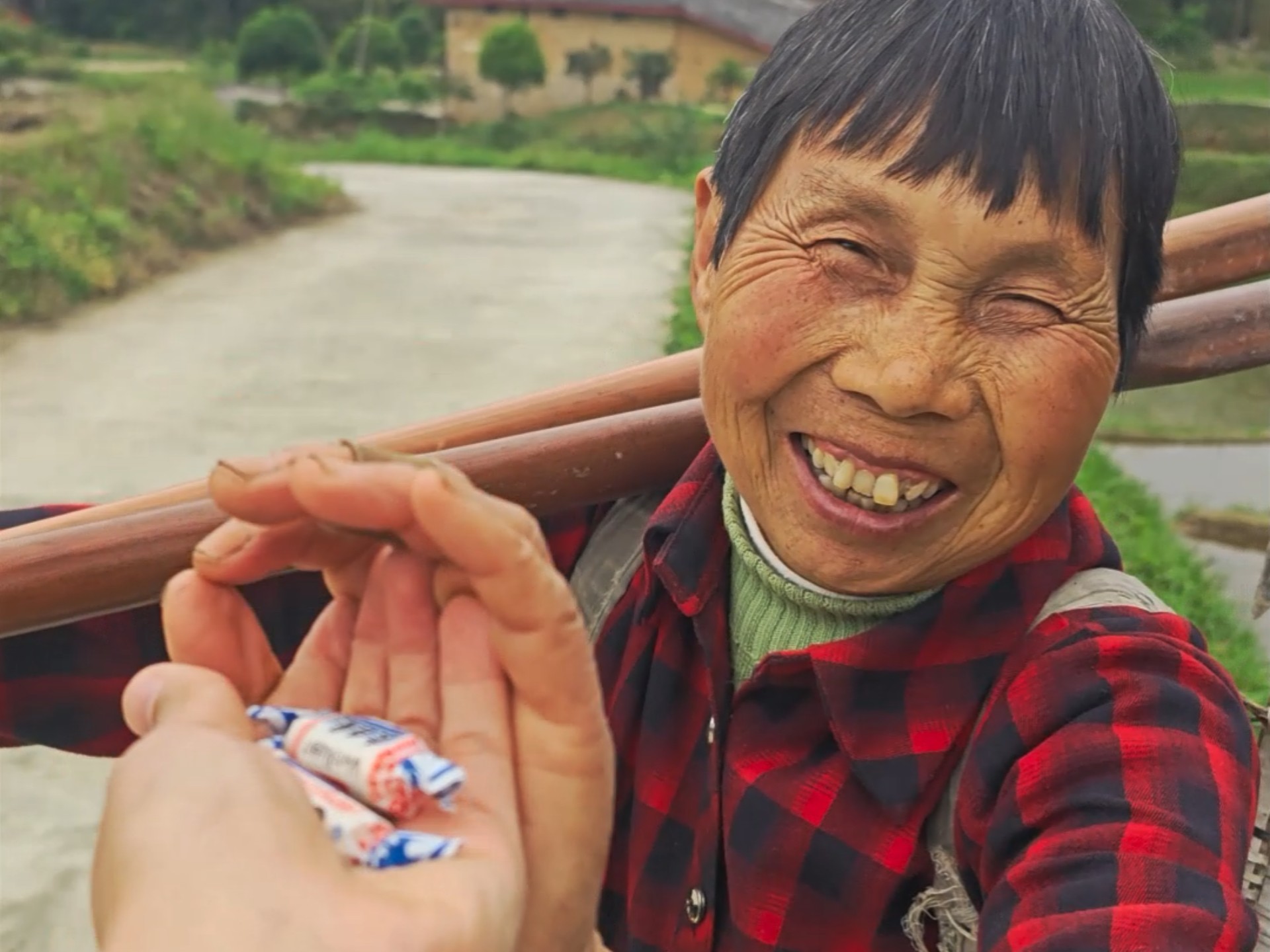 给常年劳动的村民送点甜，看看他们的反应