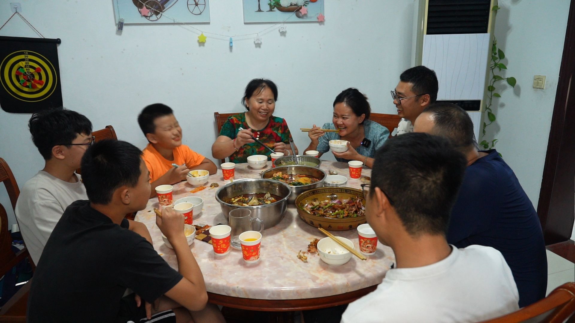 在山里小溪抓完螃蟹，相聚去二娃家吃饭，燕子泡一盆麻辣钵钵鸡，大