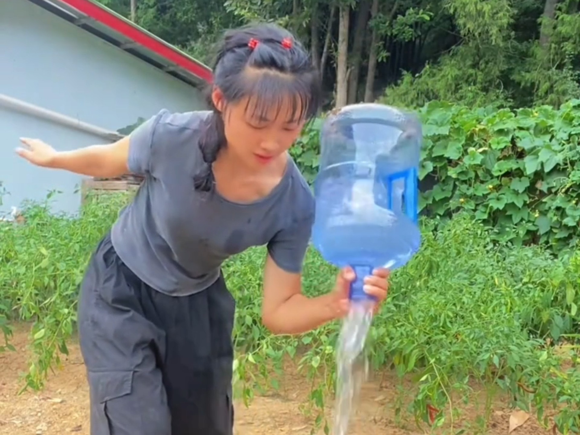 她来了，挑战单手倒桶装水