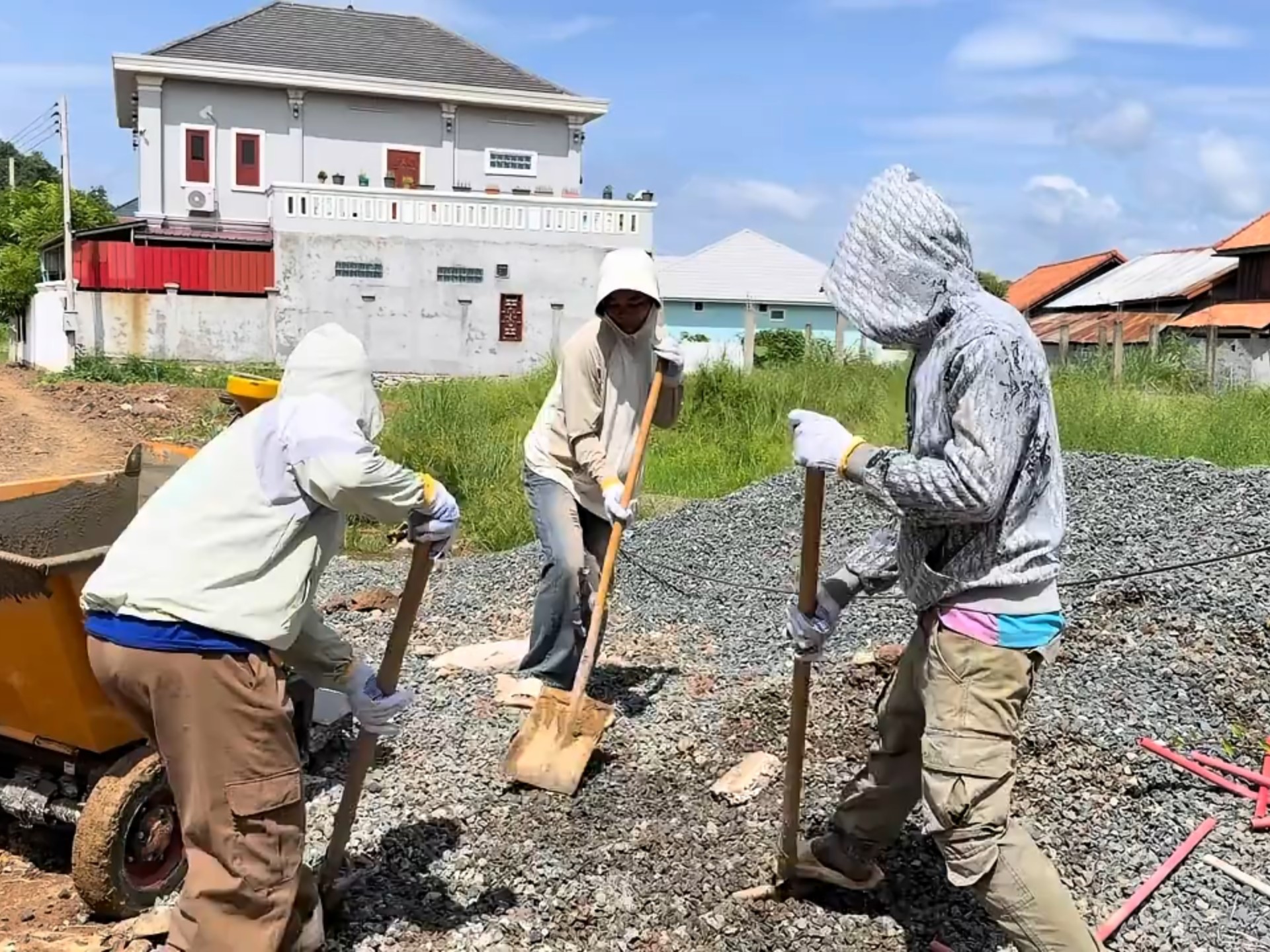 老挝的建筑工价彻底乱套了，索性今天自己带刚来的小工打一楼地