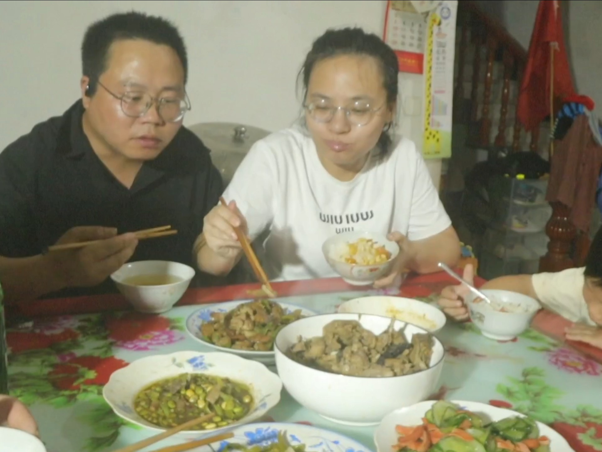 最近工地热的受不了，小灰顺便请假两天，回来陪陪孩子！
