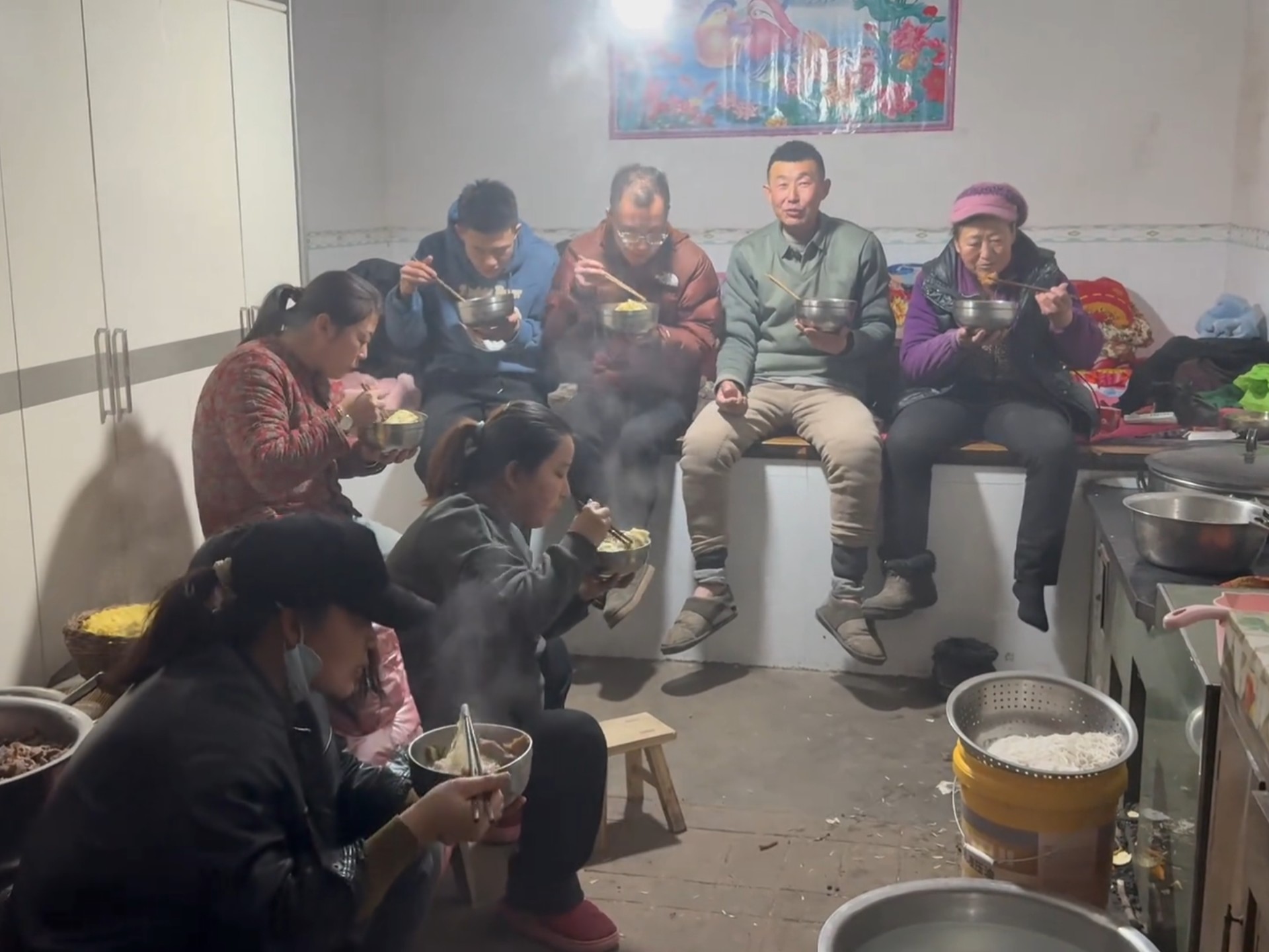 今天煮了一锅羊头肉，所以晚上的菜系喝粉汤，忙碌了一天的老父亲