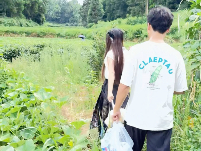 我们来上网就是看这些温暖视频的！！他是我的爱人。他也是农民的