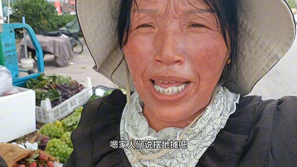 老谢为了多挣钱，每天顶着38度高温，剪了很多葡萄，荔枝，香蕉，水蜜桃