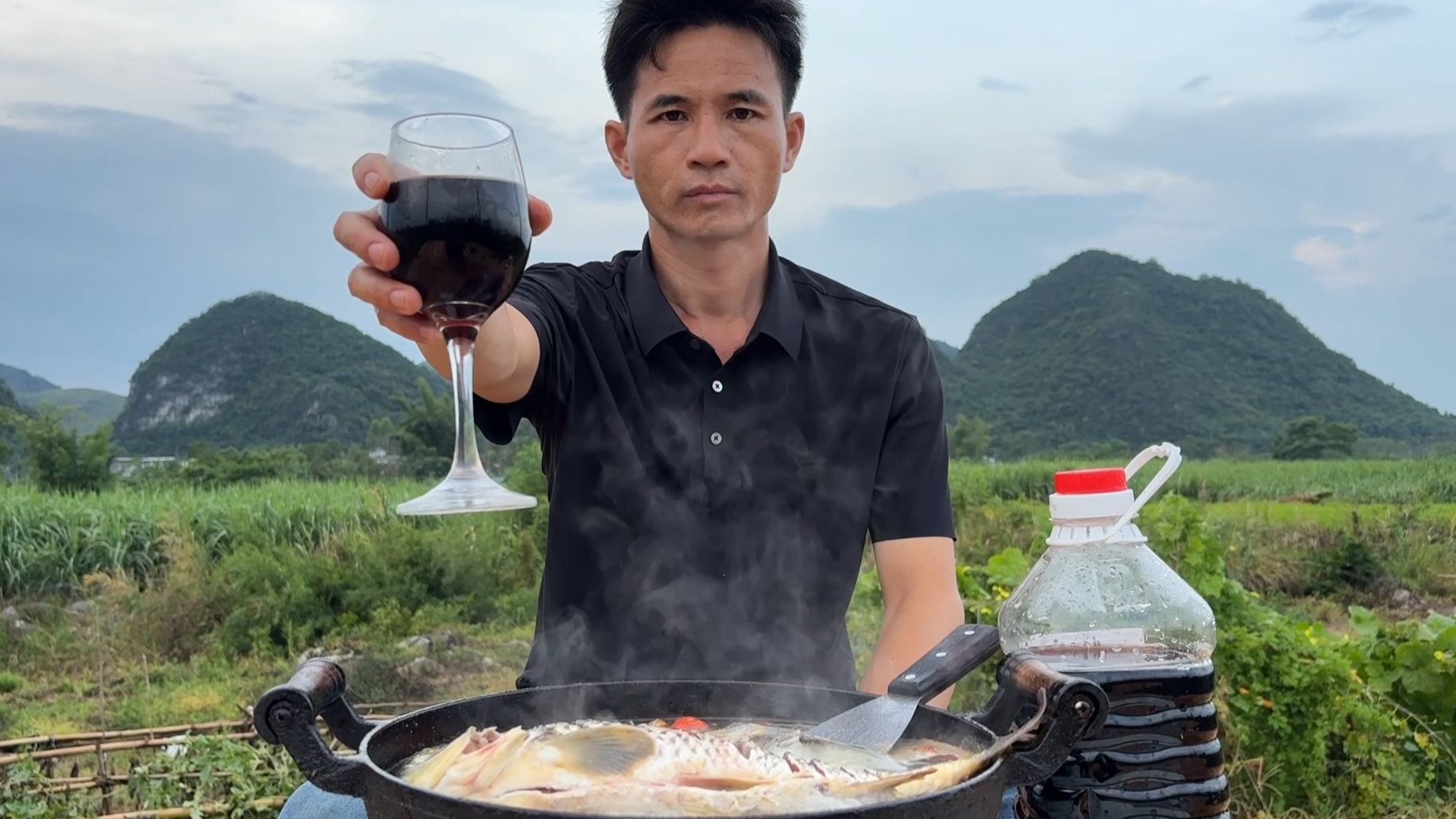 生活在大山里，吃的是清水河鱼，喝的是山野葡萄酒，满满的幸福感