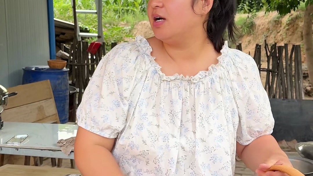 婆婆在医院不放心家里，回去看看家里公公能吃上饭不鸡喂了没