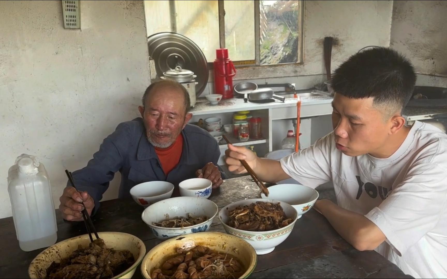 老辈子生日运气暴棚，捡到价值几百元的鸡枞菌，又能美餐一顿