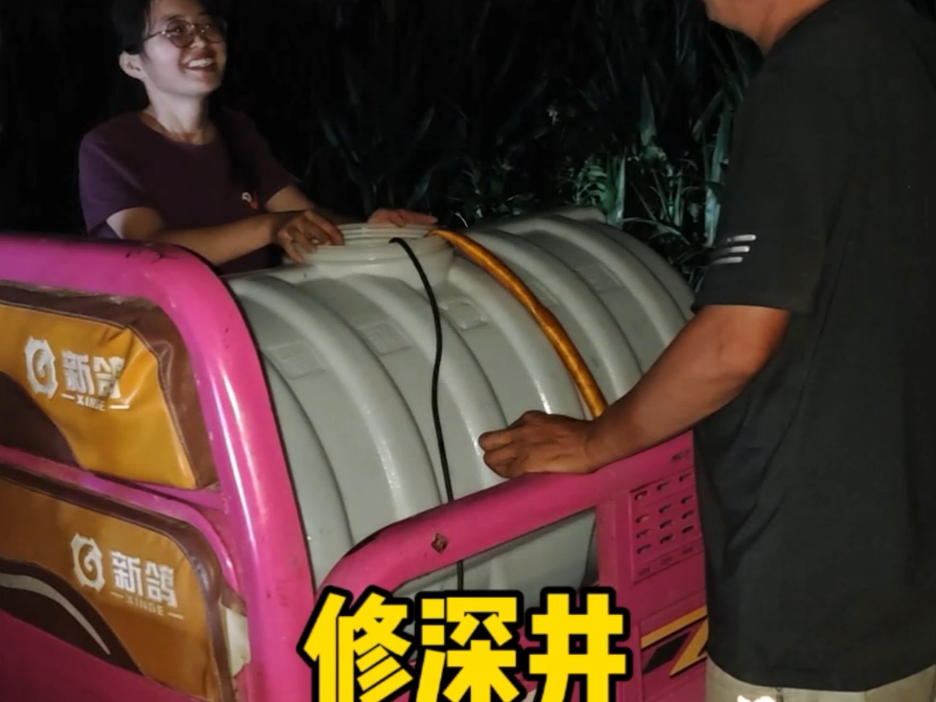 烈日炙烤下玉米叶卷成了细细的条状，花生秧合拢后露出土地，干裂