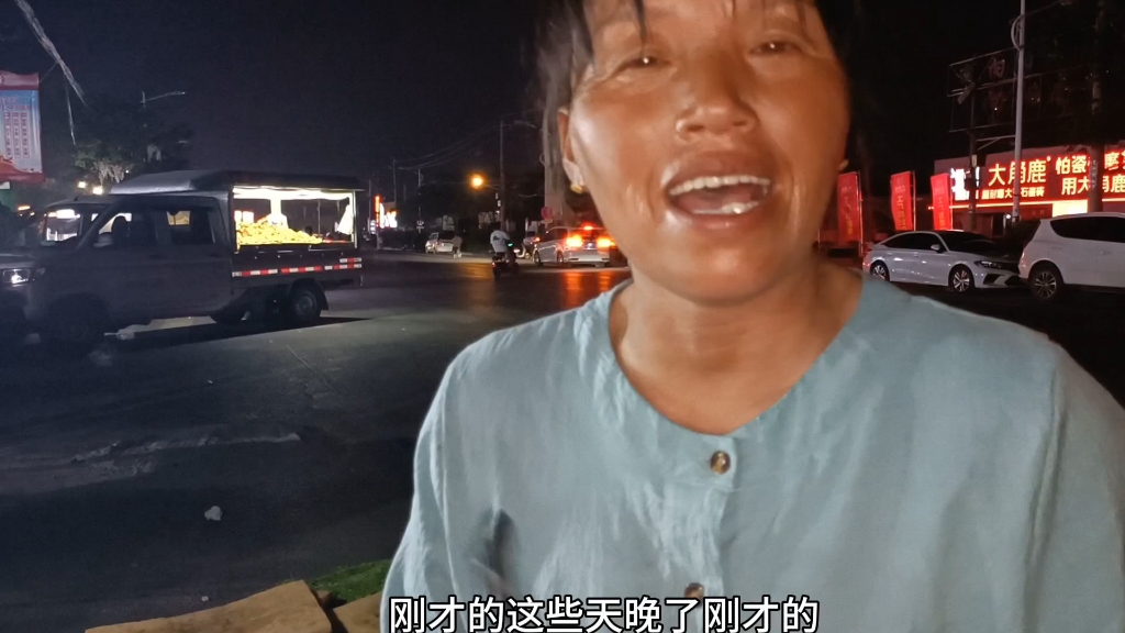 老谢今天卖6百斤水蜜桃黄桃，从早上4点多来市场，到晚上9点，由于