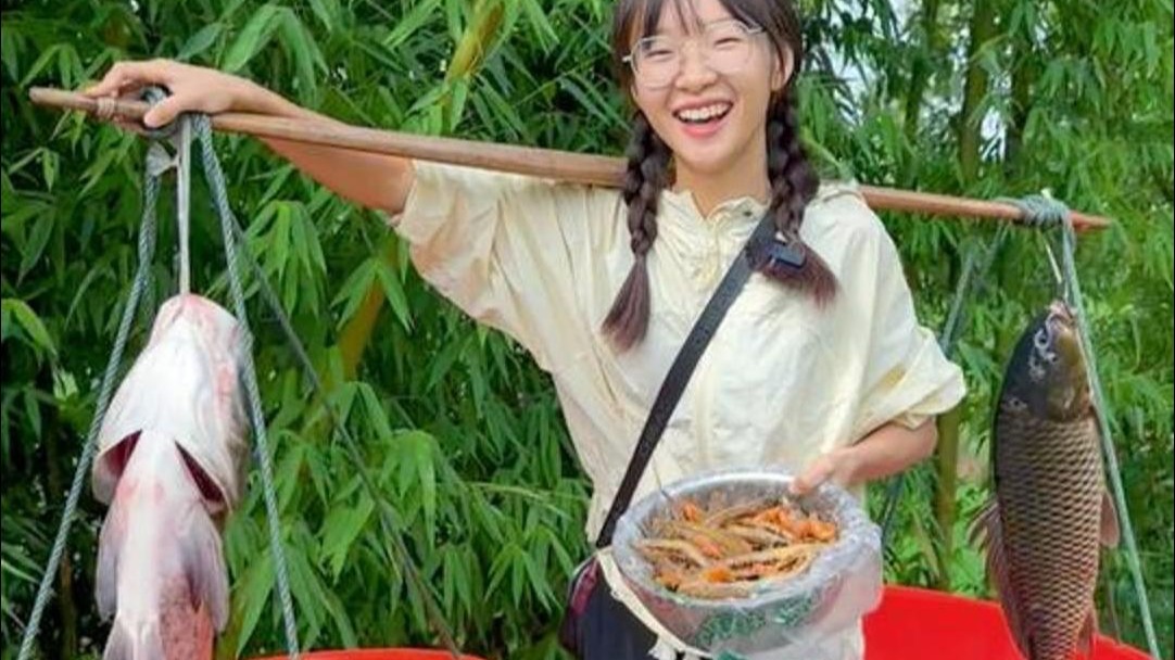 花四百在鱼塘里抓到的所有鱼货，拿去集市摆摊，看看到底能挣多少