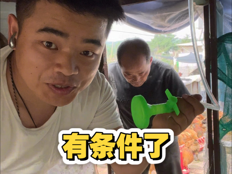 小强干活连滚带爬，老爸说瞅你整的埋汰，家里能洗澡你就可劲造