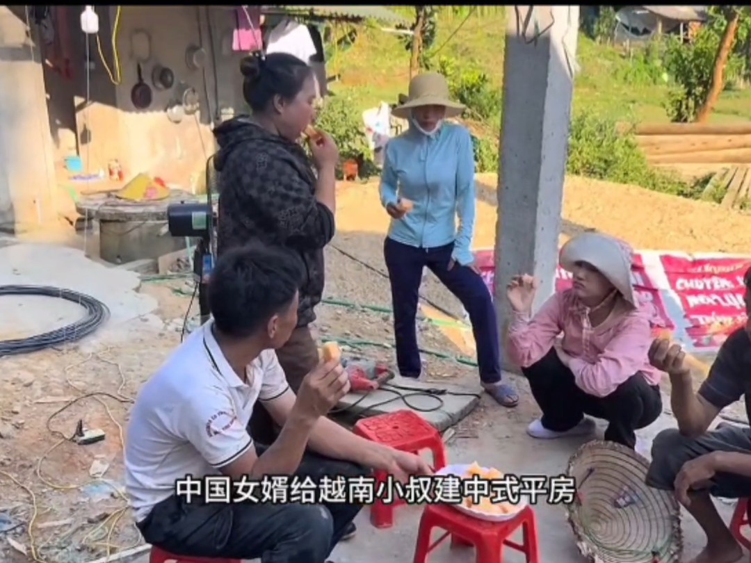 越南小叔房子封顶倒计时九天，大门设计太大，小叔觉得太招摇，大家