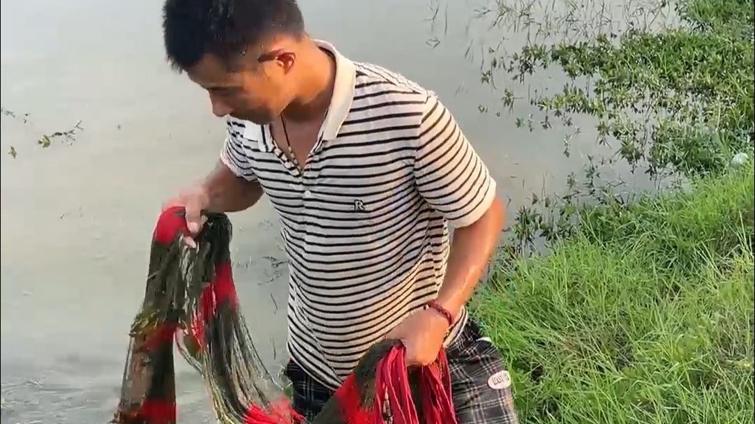 撒网最喜欢上鱼了，小伙撒第一网就有惊喜，这鱼看着真漂亮