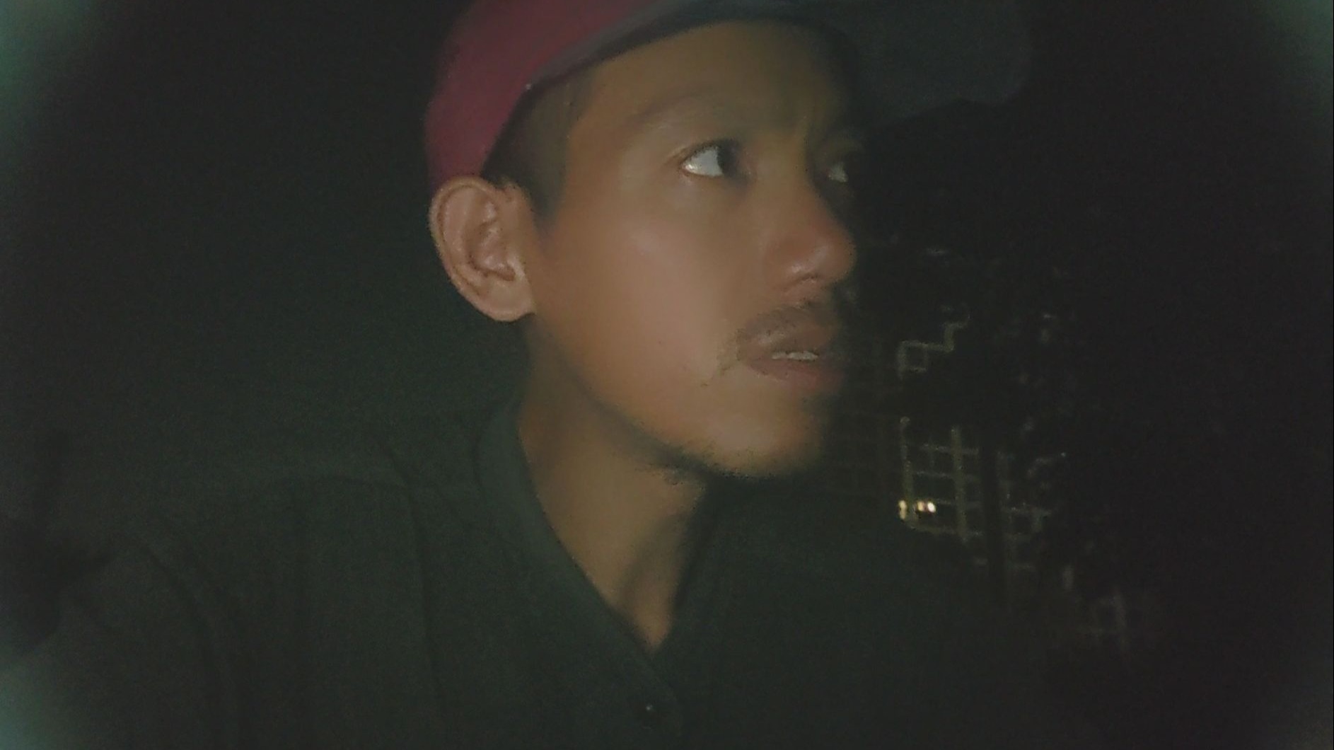 大晚上有人来砸庇护所，还好这次撞见了，这些人真是太可恶了！