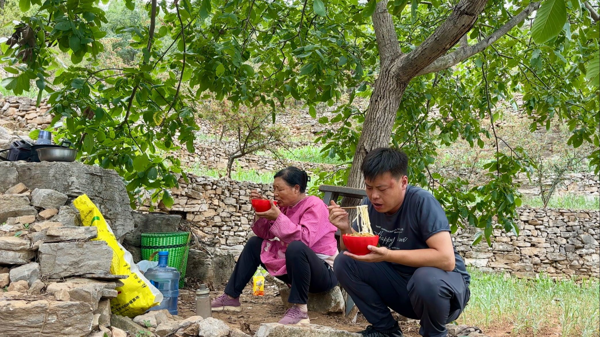 早上五点就上山摘花椒，中午在地里做饭吃野餐，干活儿吃的真香