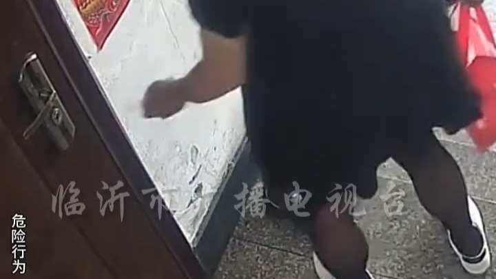 男子打扮成女子来到一小区，用事先准备好的工具，挨家挨户试探着