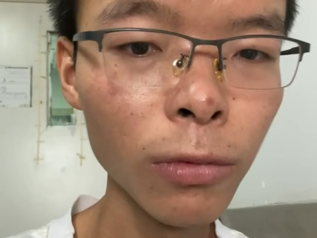 曾经依赖的温暖港湾不再，我站在风雨中，紧紧抱住弱小的家人，挺直