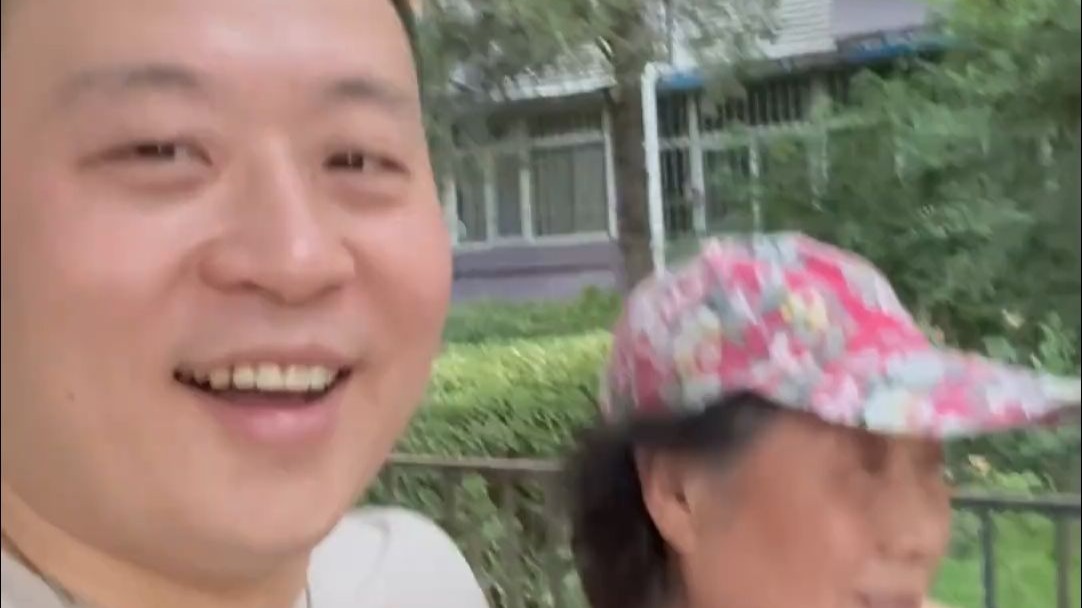 无论多大岁数都是妈妈眼里的孩子，出差前看望母亲
