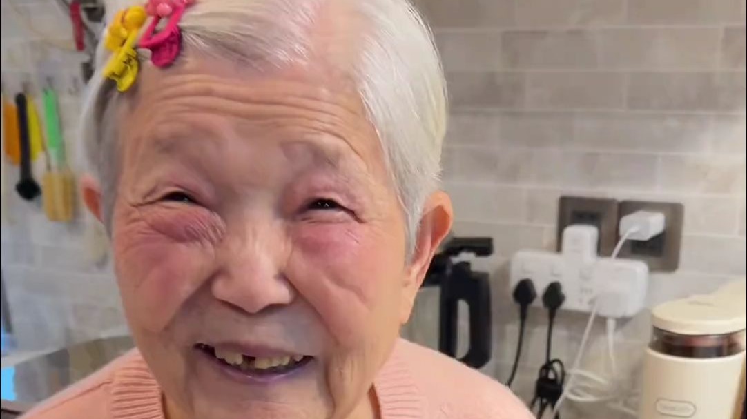 不管多大年纪，在外婆眼里都是孩子…