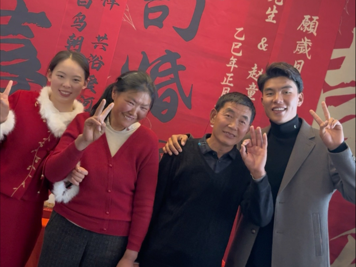 谈了八年，终于订婚了