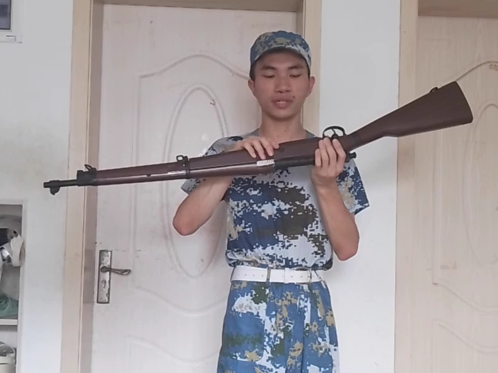 肩抛、剪刀手（双手交叉转）和侧小抛