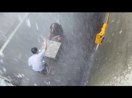 输一棋，大爷在雨里反思了4个小时。