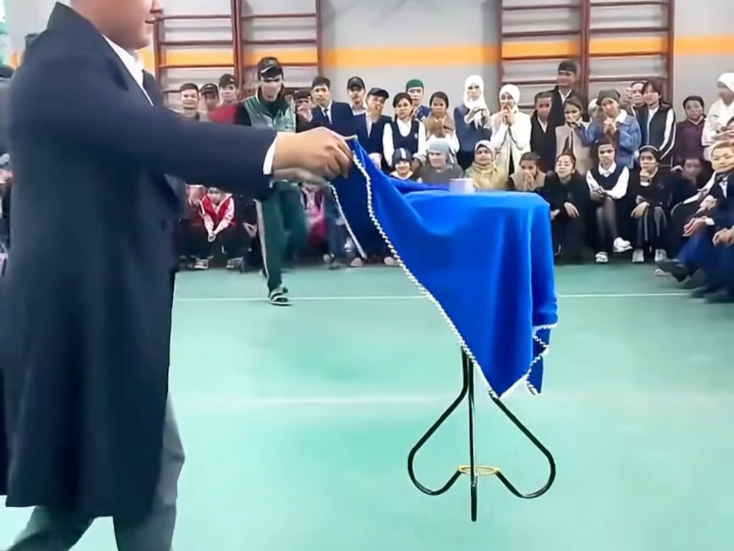 经典桌子悬浮魔术 最后知道真相的我眼泪掉下来