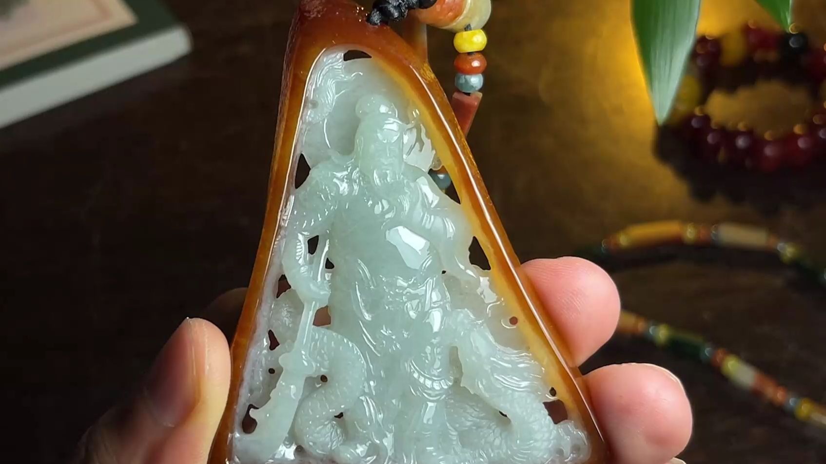 逆天俏色！这块翡翠，注定要雕关公！祥云龙纹打底，纯手工的信仰之力