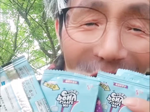爷爷把宝莉卡给你们玩