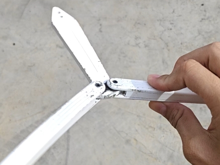 妈妈，天上有把会飞的蝴蝶刀诶！