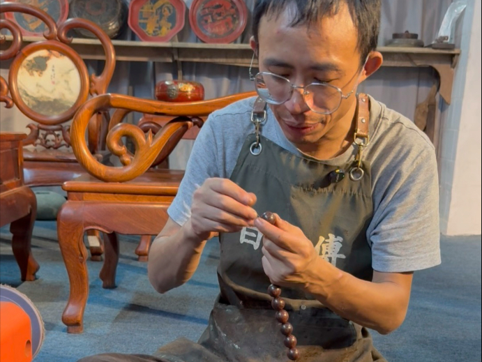 听人劝，吃饱饭！应广大粉丝的要求，把我的收藏的黄花梨烂木头车成