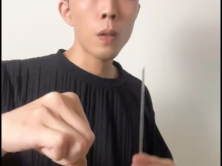 一个隔空移物的经典老魔术了，但是还是很多观众学不会，我很失望