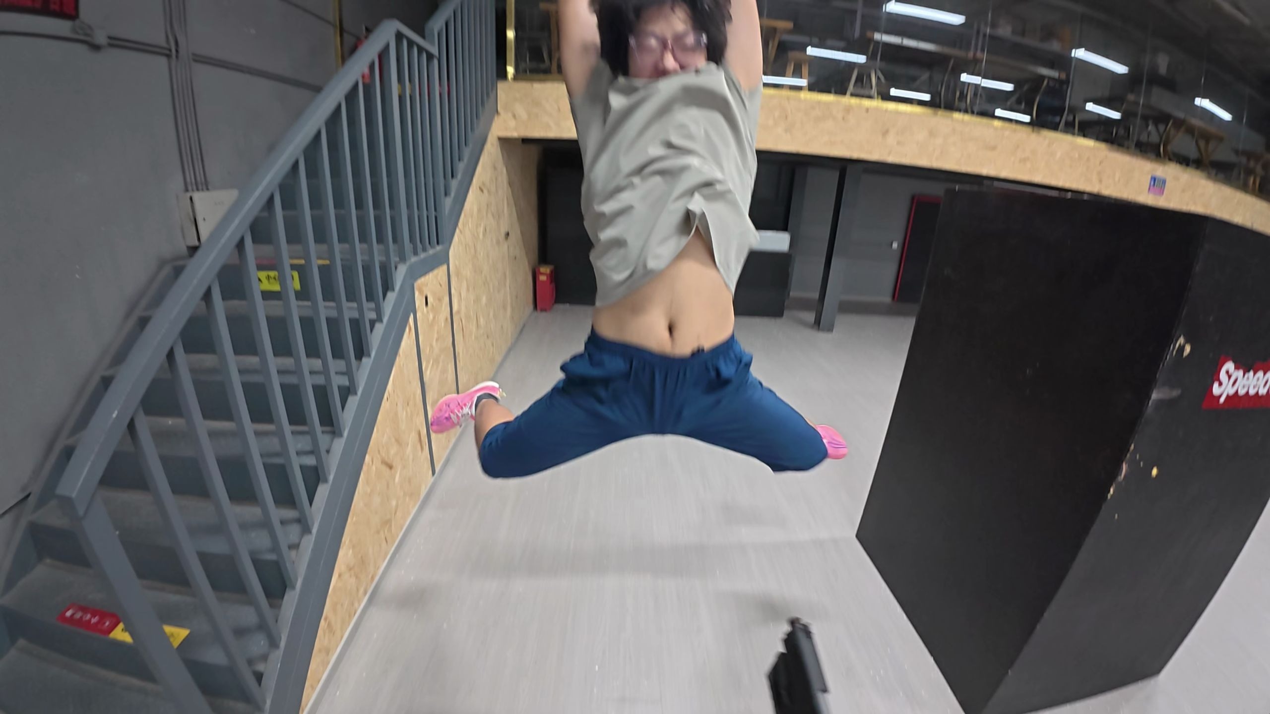 抽象下场