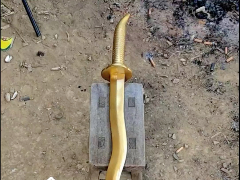 手艺人制作金蛇剑