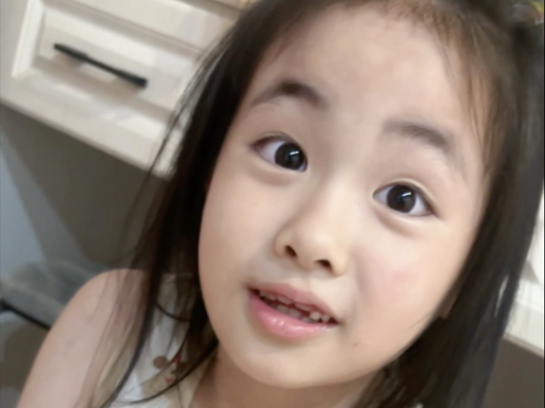 电子女儿已上线，给她夸的不自信了，太搞笑了