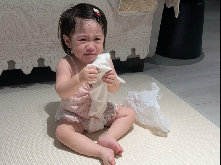 心疼又好想笑！一身反骨的人类幼崽就说她吧，拿个袋子打不开哭半