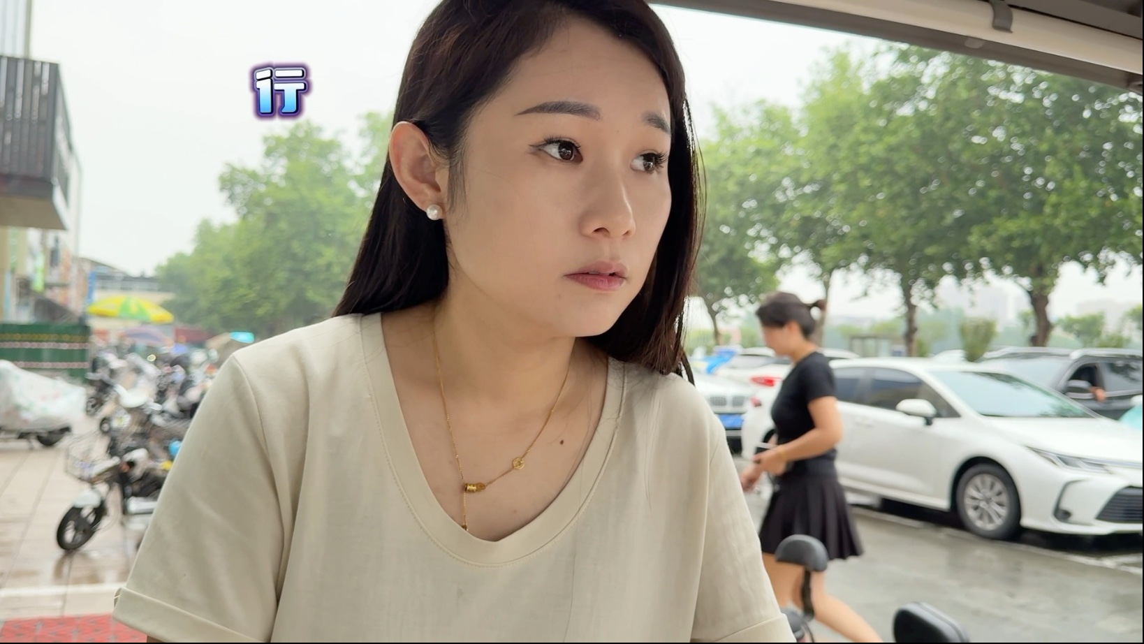 媳妇怀二胎口味变奇怪，也不要淑女形象了，大街上又吃又吐