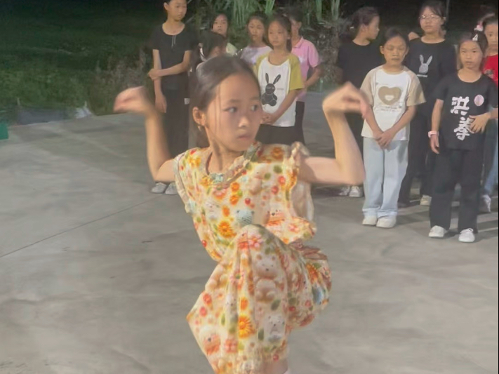 小女孩练习洪拳十形中的“鹤形拳”动作形神具备，下盘稳，功架扎