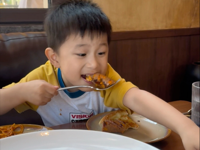 去了爱吃的饭店 遇到了好几个ee