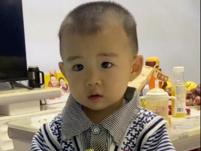 一岁小孩儿哄大学生