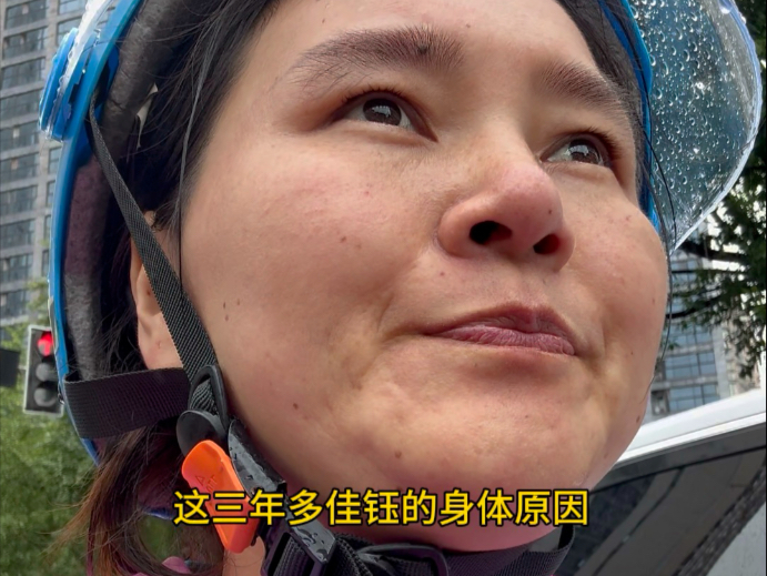 单亲妈妈送外卖救治女儿
