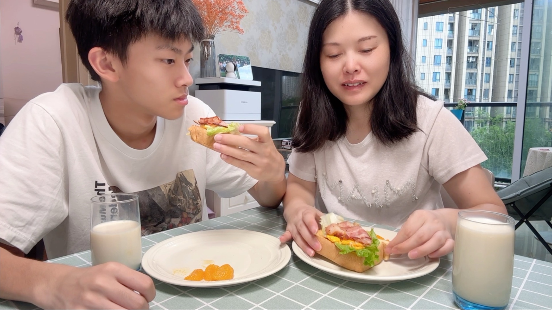 暑假上班的和上学了错峰了，休假半天陪陪他，反正年假多，任性