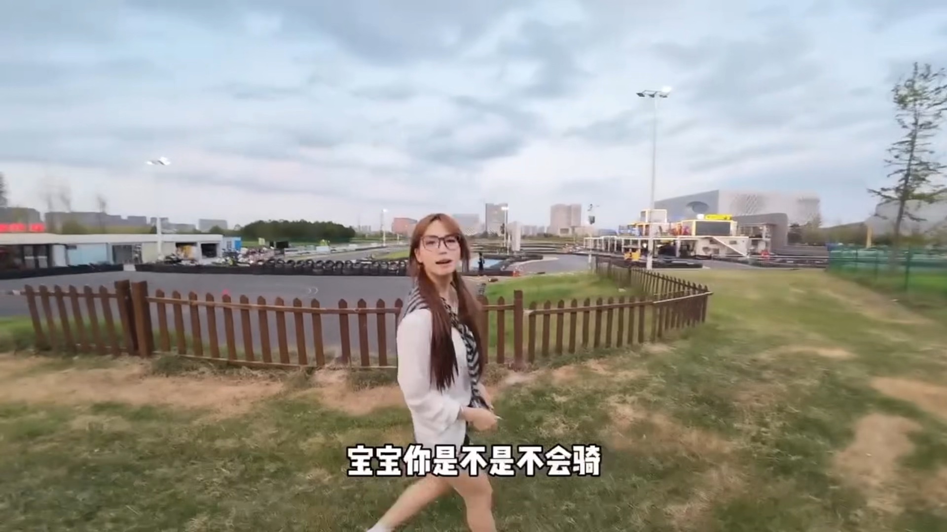 第 28 集 ｜在学校找学妹喊老婆蹭饭吃，今天学妹带我来玩卡丁车