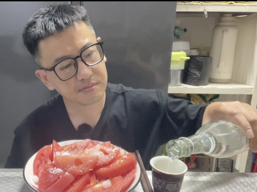 负债，深夜10点焦虑症犯了，一盘西红柿喝半斤高度酒